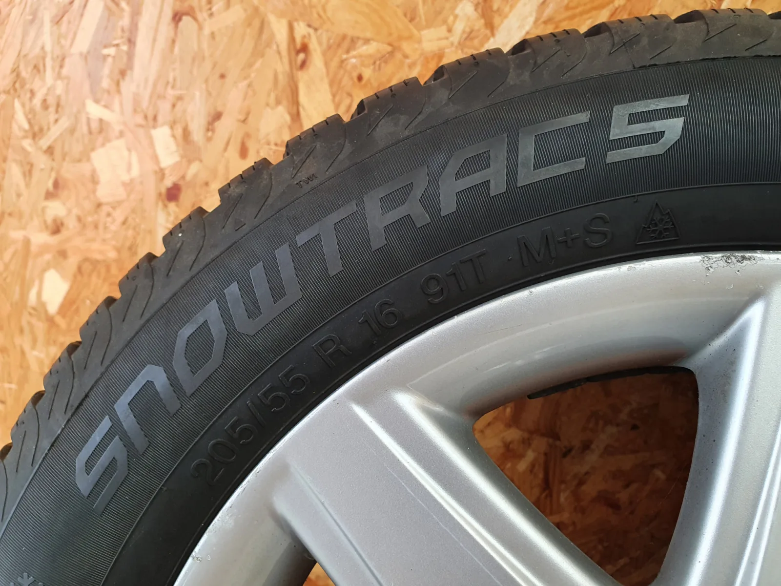 Jantes alu + Pneus hiver 16 205/55 R16 91T - Photo 1