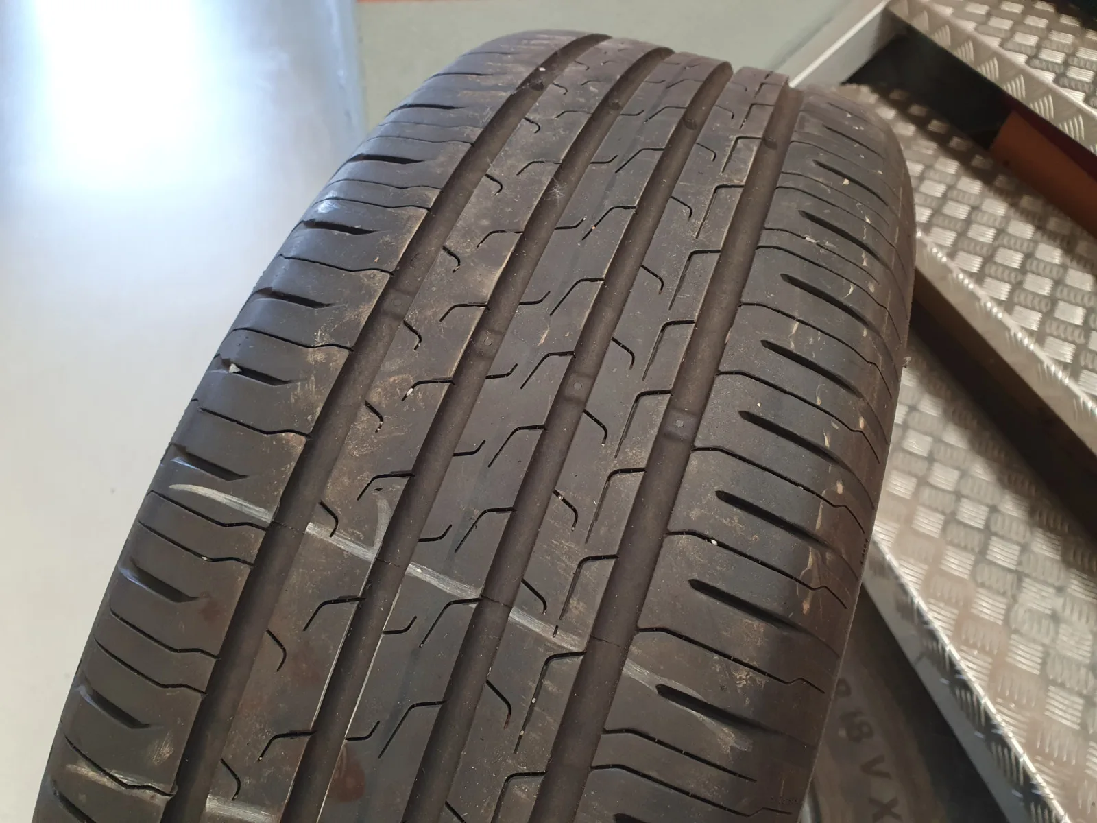 Pneus été 18 225/60 R18 104V - Photo 1