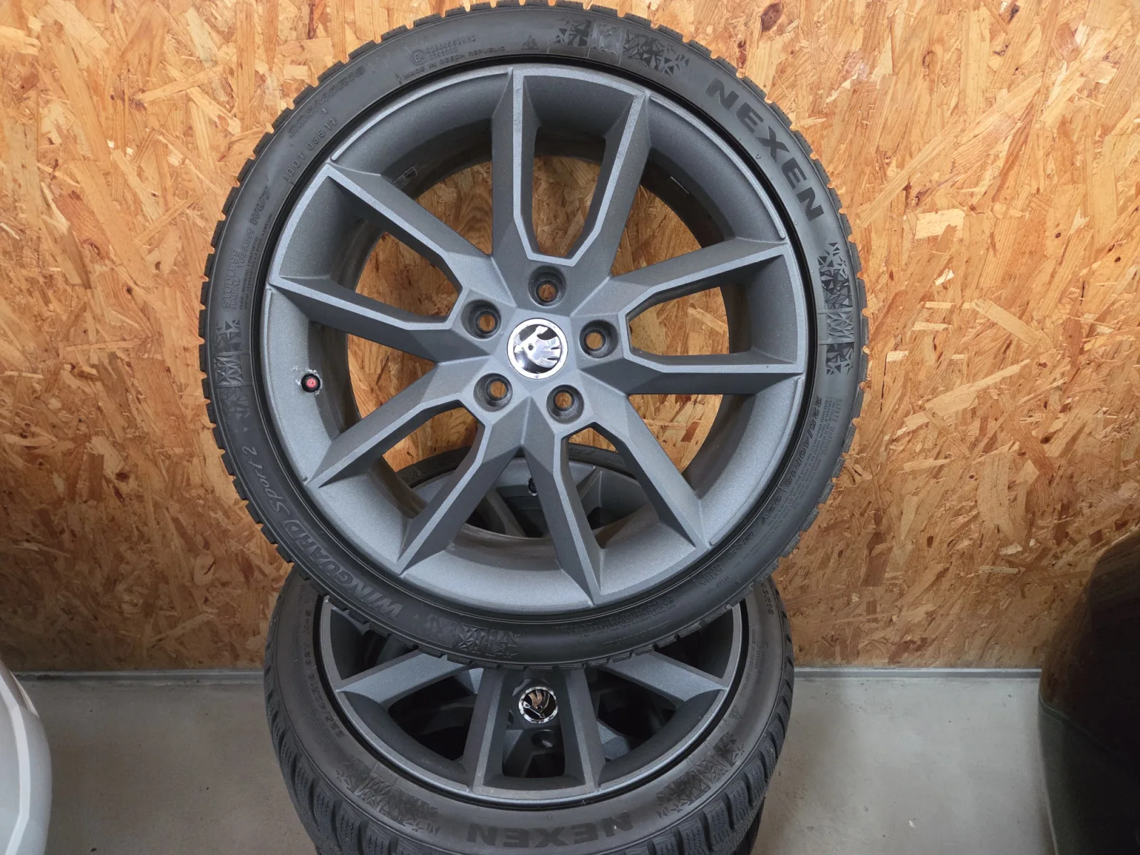 Jantes alu + Pneus hiver 18 225/40 R18 92V - Photo 1