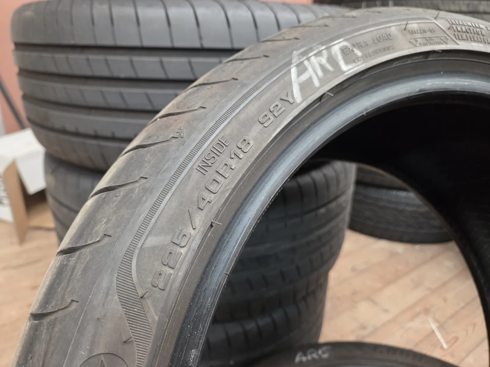 Pneus été 18 225/40 R18 92Y - Photo 1