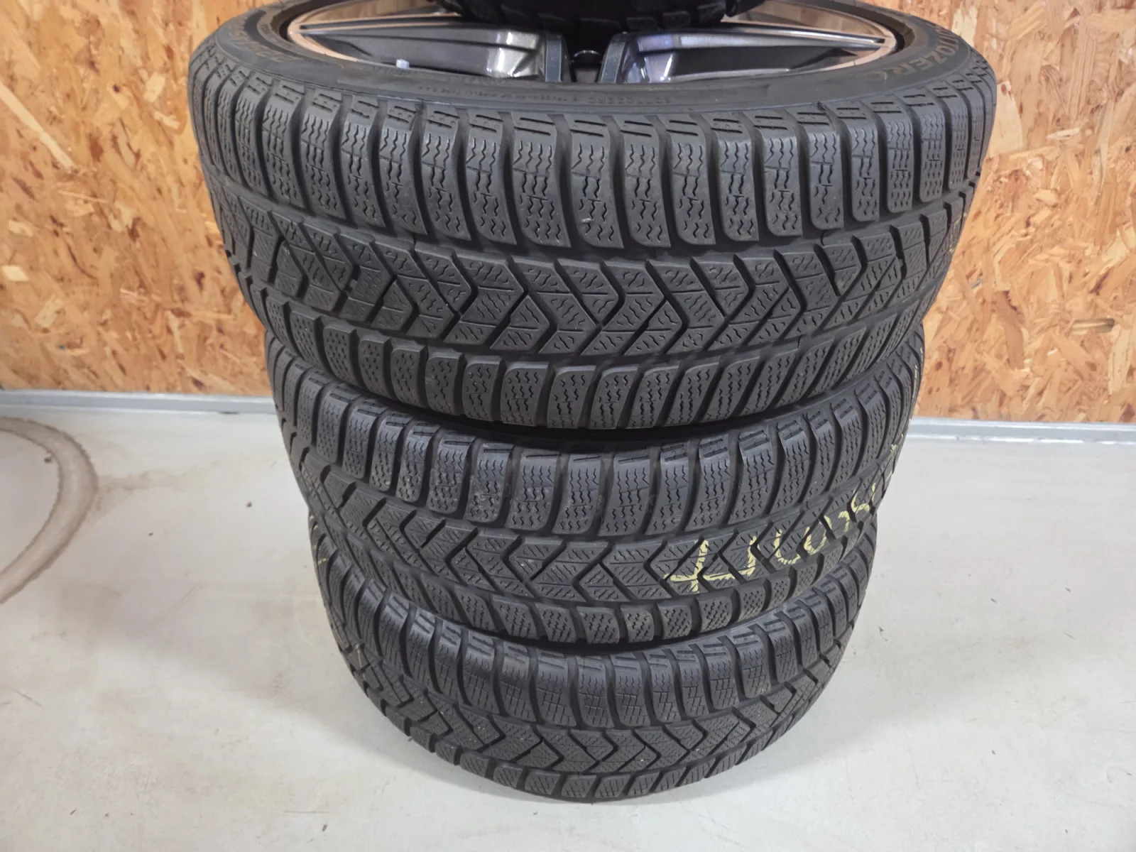 Jantes alu + Pneus hiver 18 225/45 R18 95V - Photo 1