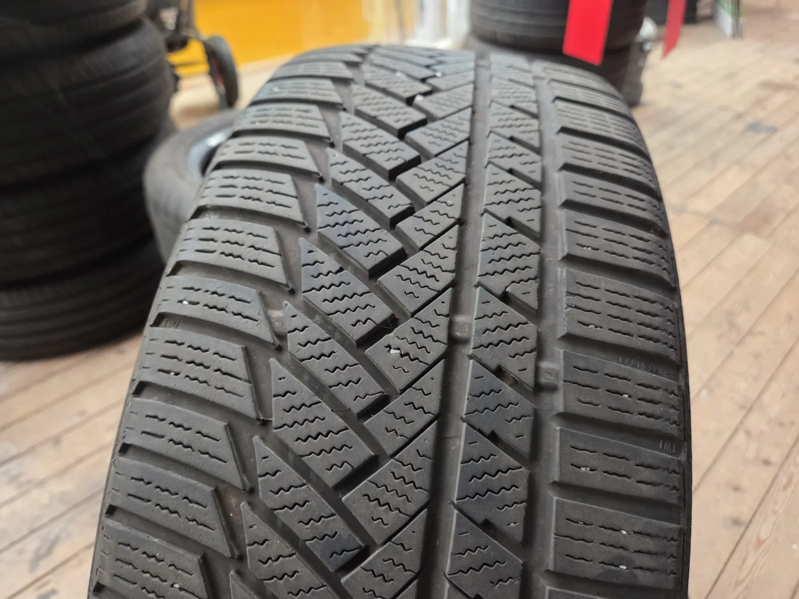 Pneus hiver 19 235/40 R19 96V - Photo 1
