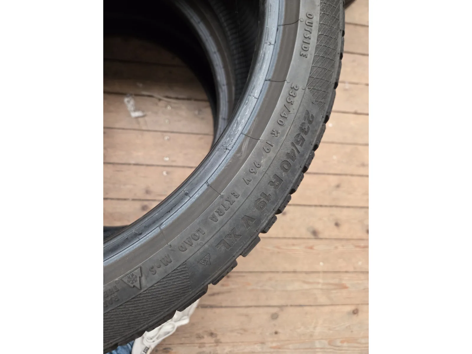 Pneus hiver 19 235/40 R19 96V - Photo 1