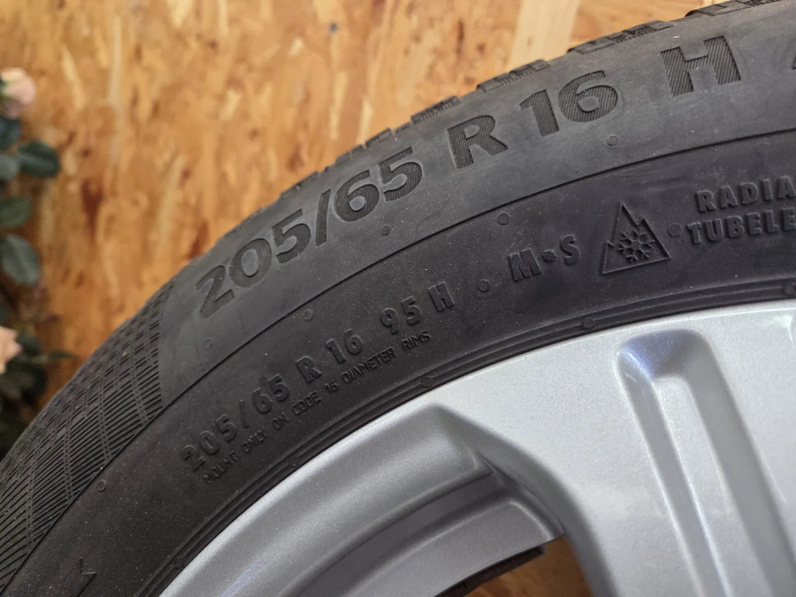 Jantes alu + Pneus hiver 16 205/65 R16 95H - Photo 1