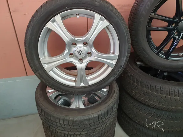 Jantes alu + Pneus hiver 17 205/50 R17 93V - Photo 1