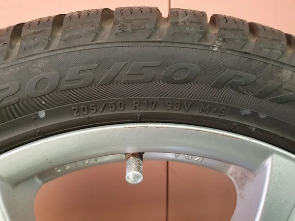 Jantes alu + Pneus hiver 17 205/50 R17 93V - Photo 3