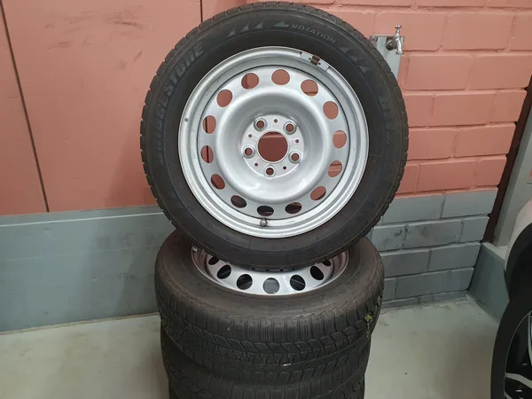 Jantes acier + Pneus hiver 16 195/60 R16 89H - Photo 1