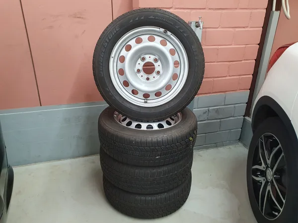 Jantes acier + Pneus hiver 16 195/60 R16 89H - Photo 2