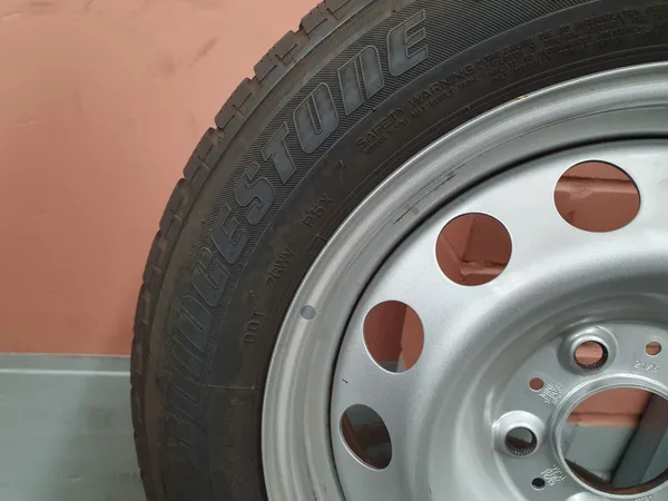 Jantes acier + Pneus hiver 16 195/60 R16 89H - Photo 3