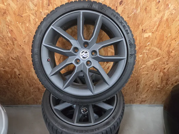 Jantes alu + Pneus hiver 18 225/40 R18 92V - Photo 1