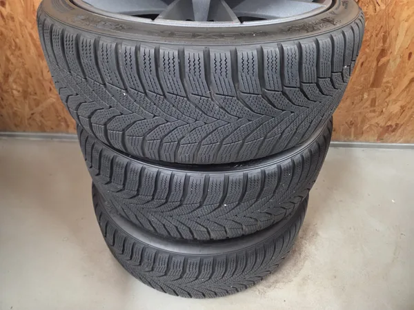 Jantes alu + Pneus hiver 18 225/40 R18 92V - Photo 3