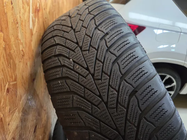 Jantes alu + Pneus hiver 18 225/40 R18 92V - Photo 3