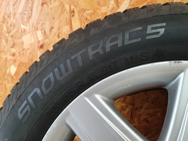 Jantes alu + Pneus hiver 16 205/55 R16 91T - Photo 2