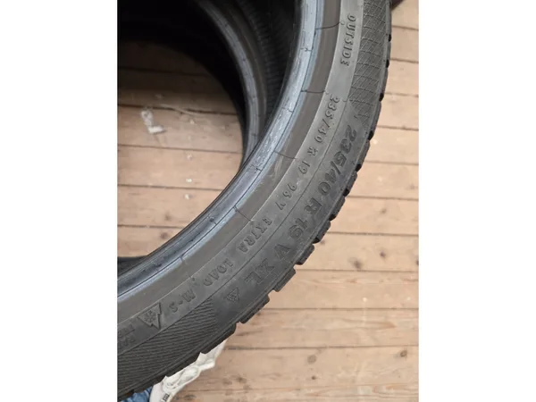Pneus hiver 19 235/40 R19 96V - Photo 2
