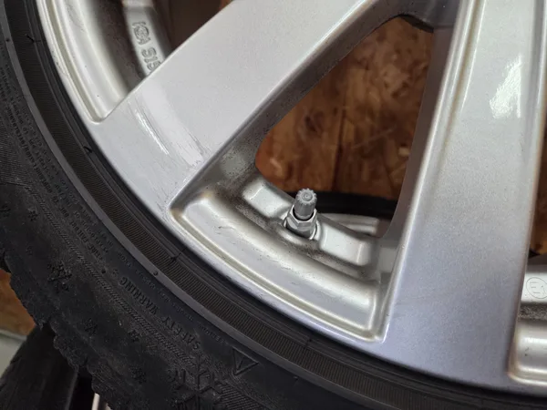Jantes alu + Pneus hiver 17 245/45 R17 99V - Photo 3