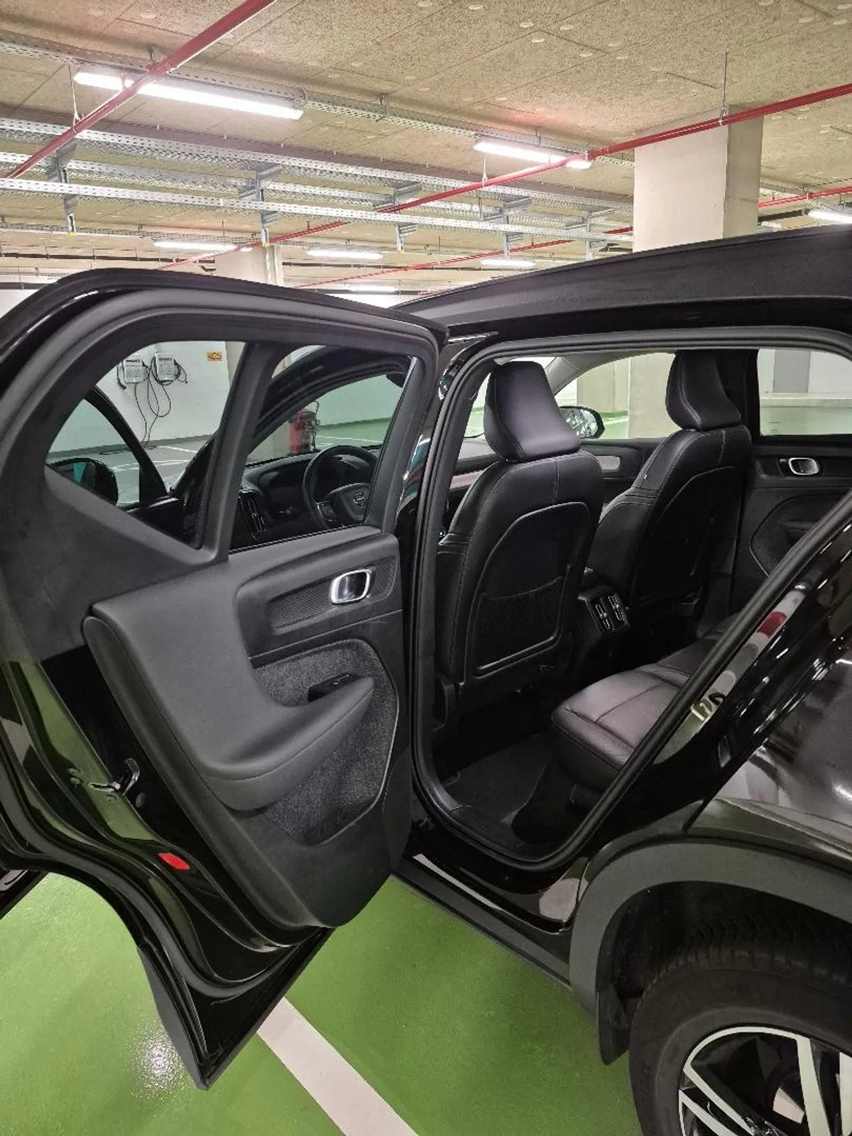 Volvo XC40 T2 DARK BLACK - Photo 1