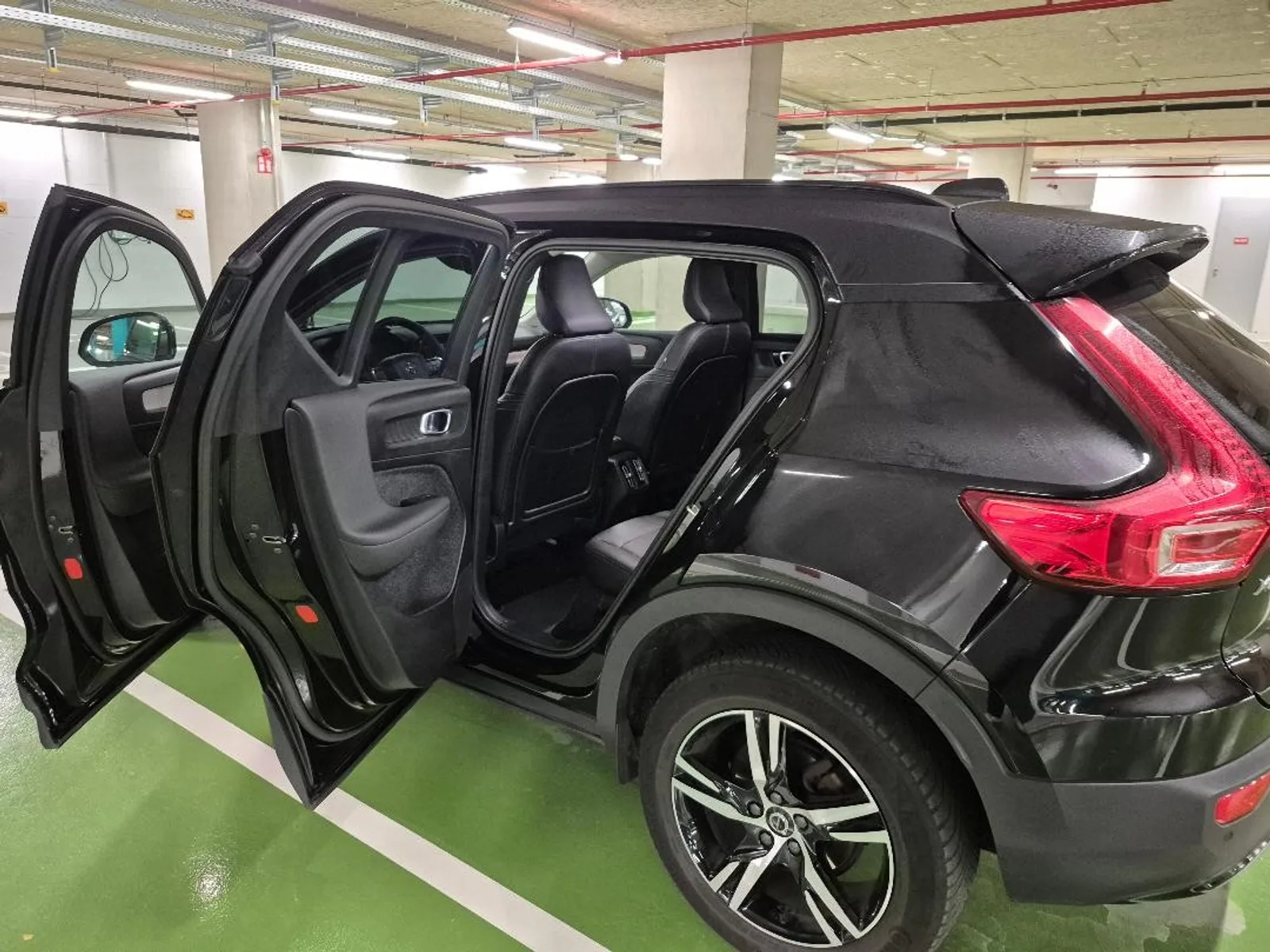 Volvo XC40 T2 DARK BLACK - Photo 1