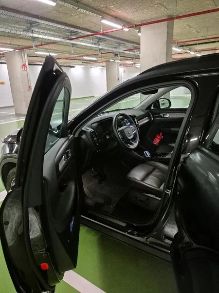 Volvo XC40 T2 DARK BLACK - Photo 1