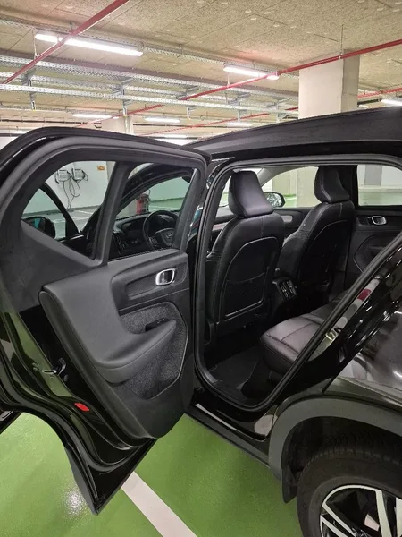 Volvo XC40 T2 DARK BLACK - Photo 2