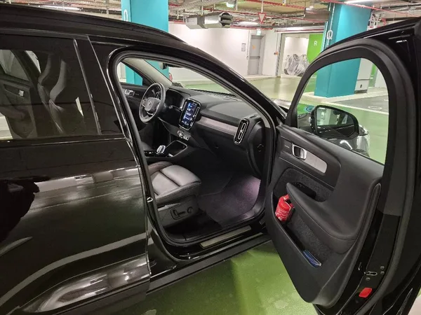 Volvo XC40 T2 DARK BLACK - Photo 3