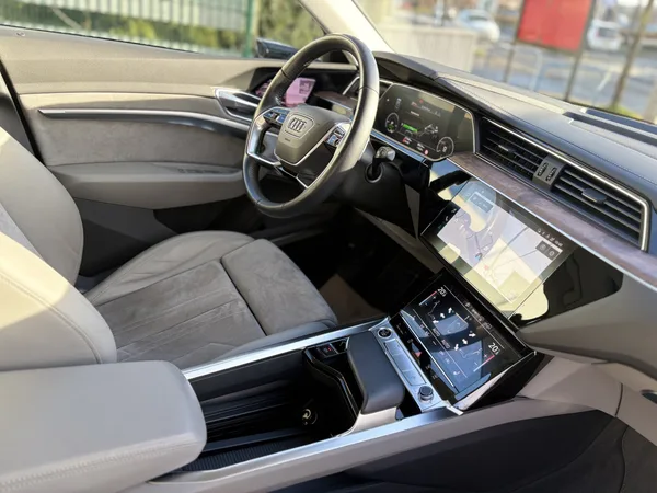 Audi e-tron 55 QUATTRO 408 SPORTBACK 95KWH *GARANTIE 24 MOIS EUROPÉENNE* - Photo 2