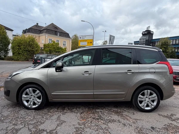 Peugeot 5008 Allure 150PS/Navi/Kamera/Pano/Leder/ - Photo 2